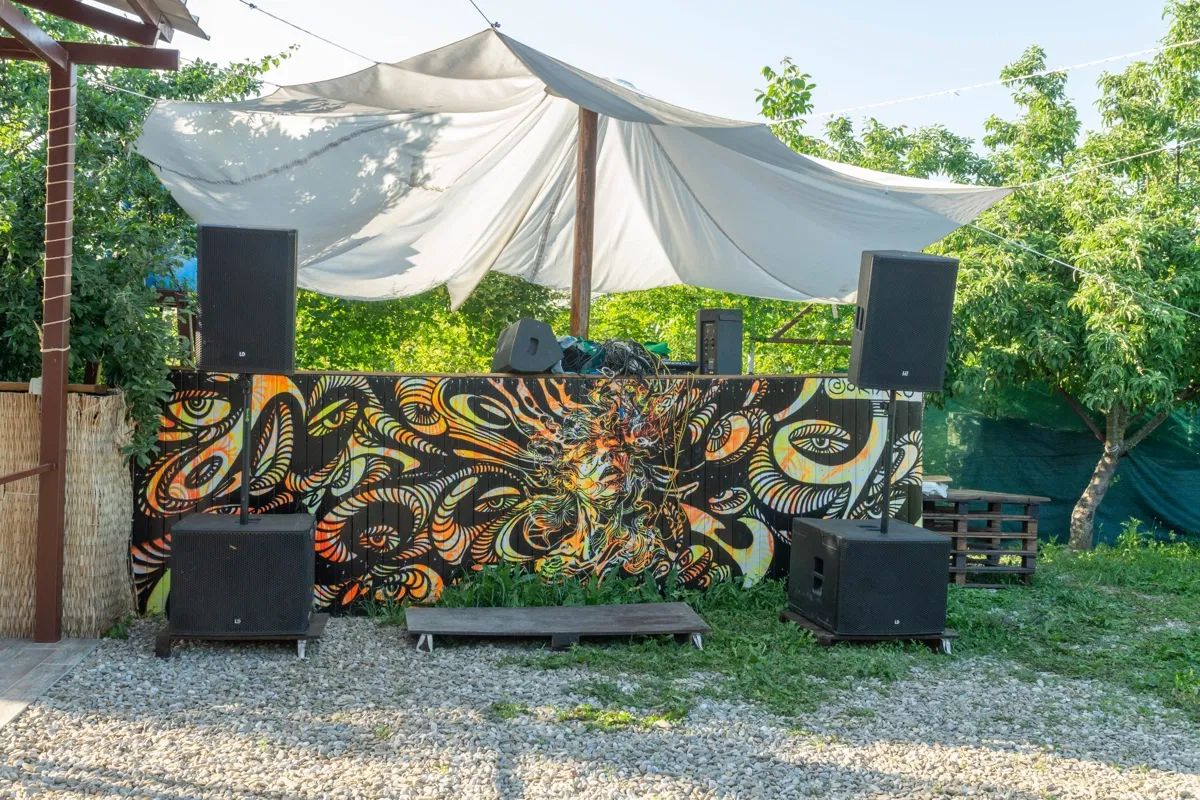 Scenă cu mural artistic și sistem de sonorizare profesional